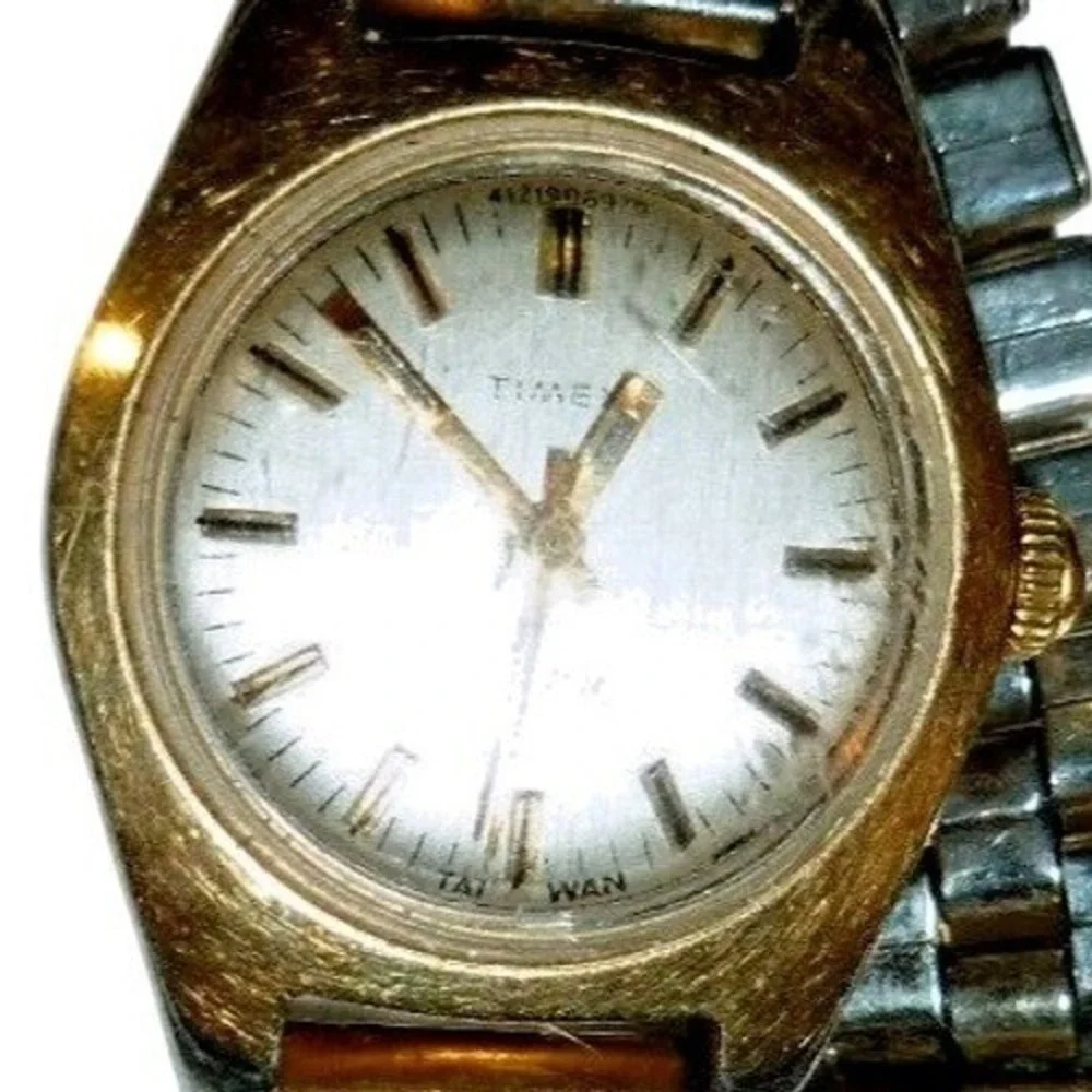 Vintage Timex Electric Ladies Watch Two Tone Gold Silver Oval Face 4121006779